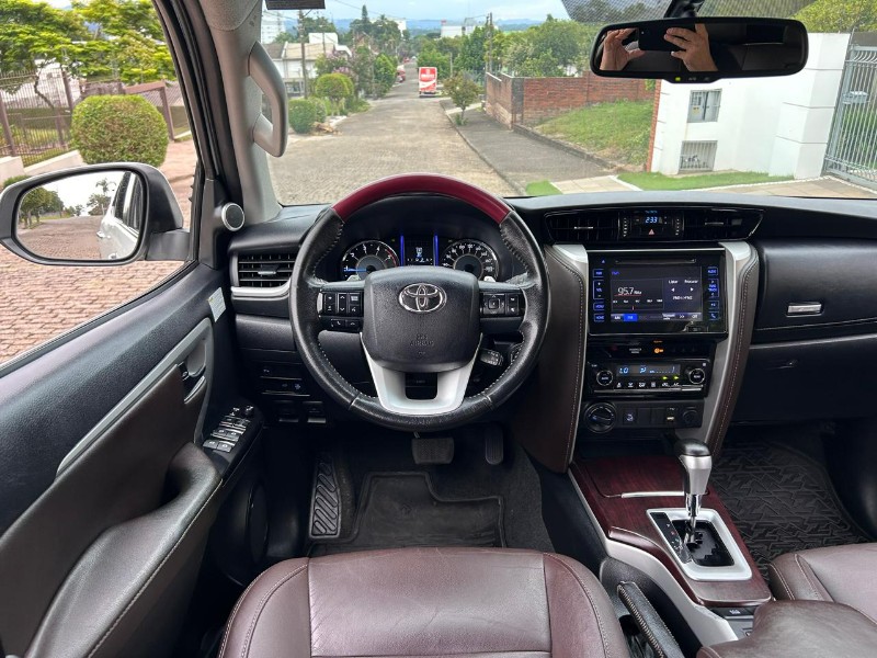 TOYOTA HILUX SW4 SRX 4X4 2.8 TDI 16V DIES 2018/2018 LS MULTIMARCAS VENÂNCIO AIRES / Carros no Vale
