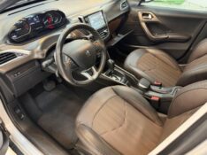 PEUGEOT 2008 1.6 16V FLEX GRIFFE 4P AUTOMÁTICO 2017/2017 LUCAS AUTOMÓVEIS BOM RETIRO DO SUL / Carros no Vale
