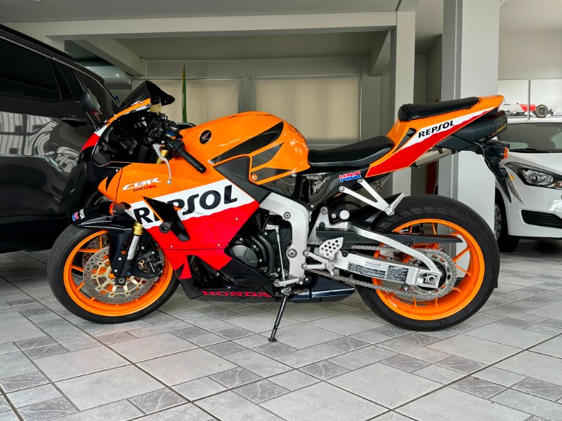 HONDA MOTOS CBR 600 RR 2013/2013 SÉTIMA VEÍCULOS GUAPORÉ / Carros no Vale