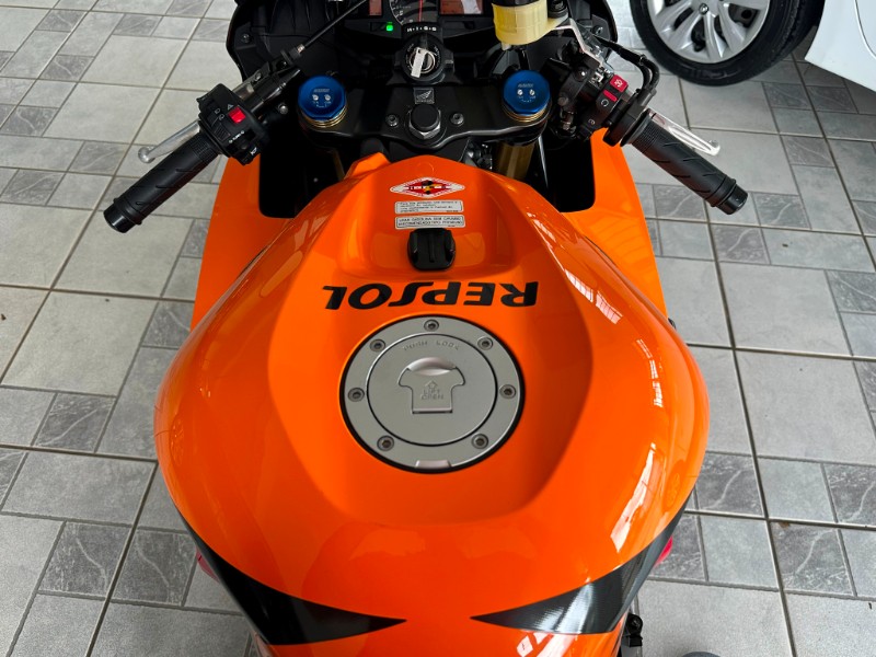 HONDA MOTOS CBR 600 RR 2013/2013 SÉTIMA VEÍCULOS GUAPORÉ / Carros no Vale