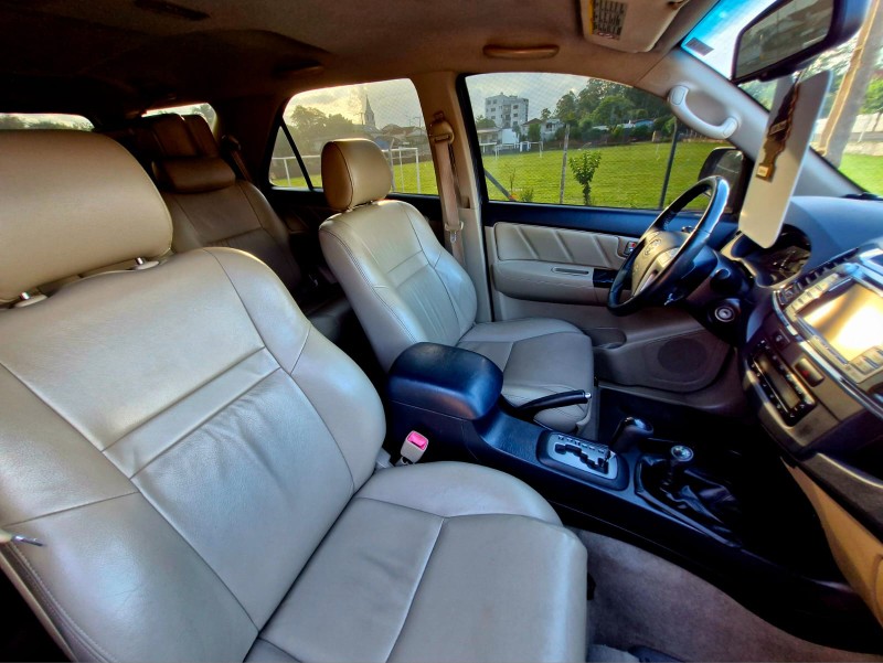 TOYOTA HILUX 3.0 SRV 4X4 CD 16V TURBO INTERCOOLER DIESEL 4P AUTOMÁTICO 2014/2014 CRUZEIRO MULTIMARCAS CRUZEIRO DO SUL / Carros no Vale