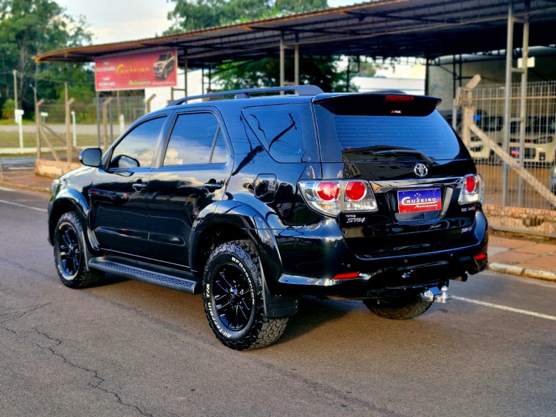 TOYOTA HILUX 3.0 SRV 4X4 CD 16V TURBO INTERCOOLER DIESEL 4P AUTOMÁTICO 2014/2014 CRUZEIRO MULTIMARCAS CRUZEIRO DO SUL / Carros no Vale