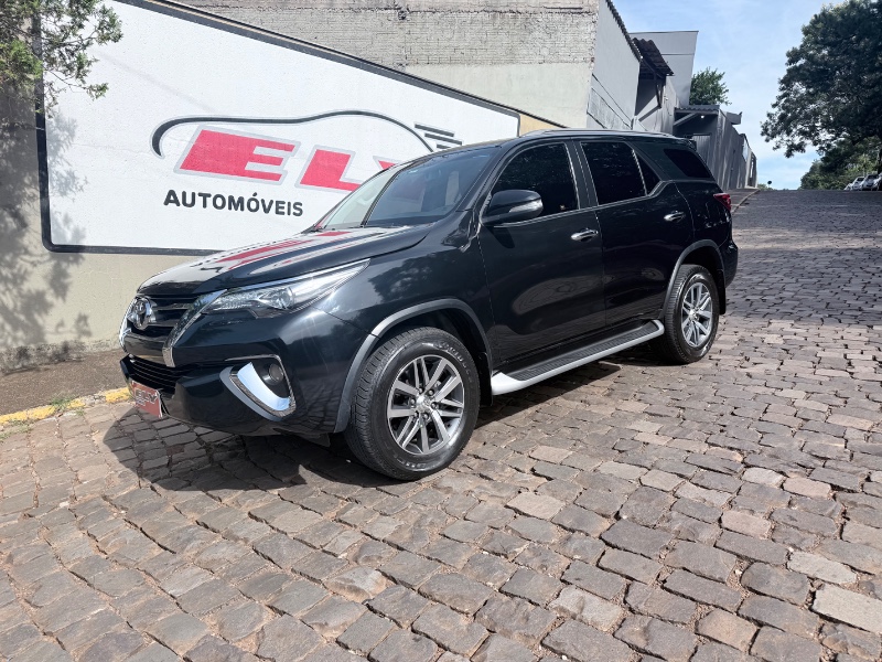 TOYOTA HILUX 2.8 D-4D TURBO DIESEL CD SRX 4X4 AUTOMÁTICO 2017/2017 ELY AUTOMÓVEIS LAJEADO / Carros no Vale TOYOTA HILUX 2.8 D-4D TURBO DIESEL CD SRX 4X4 AUTOMÁTICO 2017/2017 ELY AUTOMÓVEIS LAJEADO / Carros no Vale