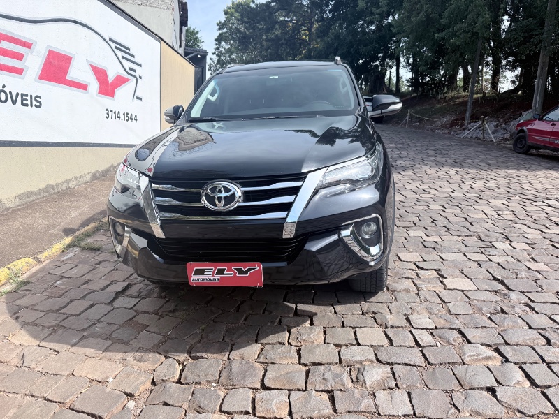 TOYOTA HILUX 2.8 D-4D TURBO DIESEL CD SRX 4X4 AUTOMÁTICO 2017/2017 ELY AUTOMÓVEIS LAJEADO / Carros no Vale TOYOTA HILUX 2.8 D-4D TURBO DIESEL CD SRX 4X4 AUTOMÁTICO 2017/2017 ELY AUTOMÓVEIS LAJEADO / Carros no Vale