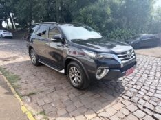 TOYOTA HILUX 2.8 D-4D TURBO DIESEL CD SRX 4X4 AUTOMÁTICO 2017/2017 ELY AUTOMÓVEIS LAJEADO / Carros no Vale