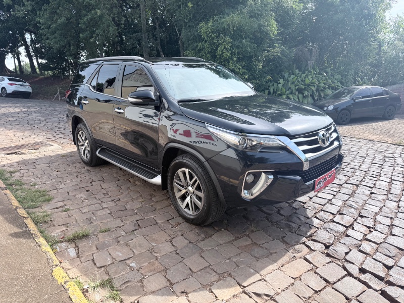 TOYOTA HILUX 2.8 D-4D TURBO DIESEL CD SRX 4X4 AUTOMÁTICO 2017/2017 ELY AUTOMÓVEIS LAJEADO / Carros no Vale TOYOTA HILUX 2.8 D-4D TURBO DIESEL CD SRX 4X4 AUTOMÁTICO 2017/2017 ELY AUTOMÓVEIS LAJEADO / Carros no Vale
