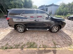 TOYOTA HILUX 2.8 D-4D TURBO DIESEL CD SRX 4X4 AUTOMÁTICO 2017/2017 ELY AUTOMÓVEIS LAJEADO / Carros no Vale