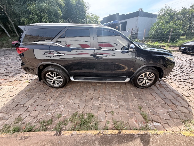 TOYOTA HILUX 2.8 D-4D TURBO DIESEL CD SRX 4X4 AUTOMÁTICO 2017/2017 ELY AUTOMÓVEIS LAJEADO / Carros no Vale TOYOTA HILUX 2.8 D-4D TURBO DIESEL CD SRX 4X4 AUTOMÁTICO 2017/2017 ELY AUTOMÓVEIS LAJEADO / Carros no Vale