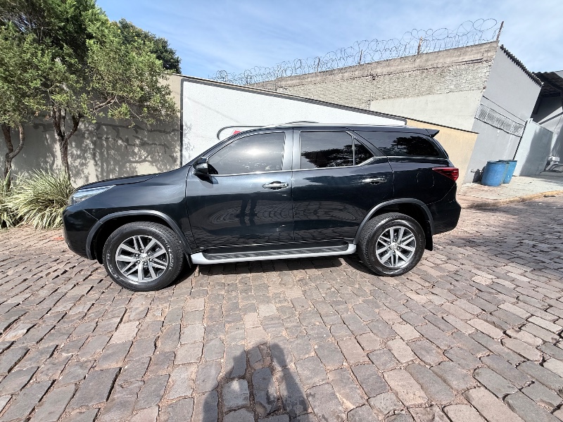 TOYOTA HILUX 2.8 D-4D TURBO DIESEL CD SRX 4X4 AUTOMÁTICO 2017/2017 ELY AUTOMÓVEIS LAJEADO / Carros no Vale TOYOTA HILUX 2.8 D-4D TURBO DIESEL CD SRX 4X4 AUTOMÁTICO 2017/2017 ELY AUTOMÓVEIS LAJEADO / Carros no Vale