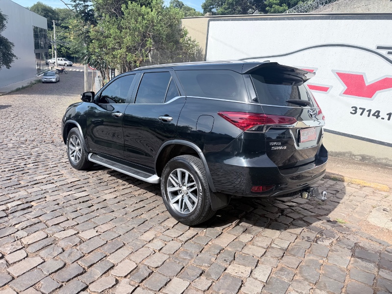 TOYOTA HILUX 2.8 D-4D TURBO DIESEL CD SRX 4X4 AUTOMÁTICO 2017/2017 ELY AUTOMÓVEIS LAJEADO / Carros no Vale TOYOTA HILUX 2.8 D-4D TURBO DIESEL CD SRX 4X4 AUTOMÁTICO 2017/2017 ELY AUTOMÓVEIS LAJEADO / Carros no Vale