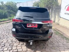 TOYOTA HILUX 2.8 D-4D TURBO DIESEL CD SRX 4X4 AUTOMÁTICO 2017/2017 ELY AUTOMÓVEIS LAJEADO / Carros no Vale