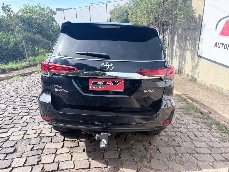 TOYOTA HILUX 2.8 D-4D TURBO DIESEL CD SRX 4X4 AUTOMÁTICO 2017/2017 ELY AUTOMÓVEIS LAJEADO / Carros no Vale TOYOTA HILUX 2.8 D-4D TURBO DIESEL CD SRX 4X4 AUTOMÁTICO 2017/2017 ELY AUTOMÓVEIS LAJEADO / Carros no Vale