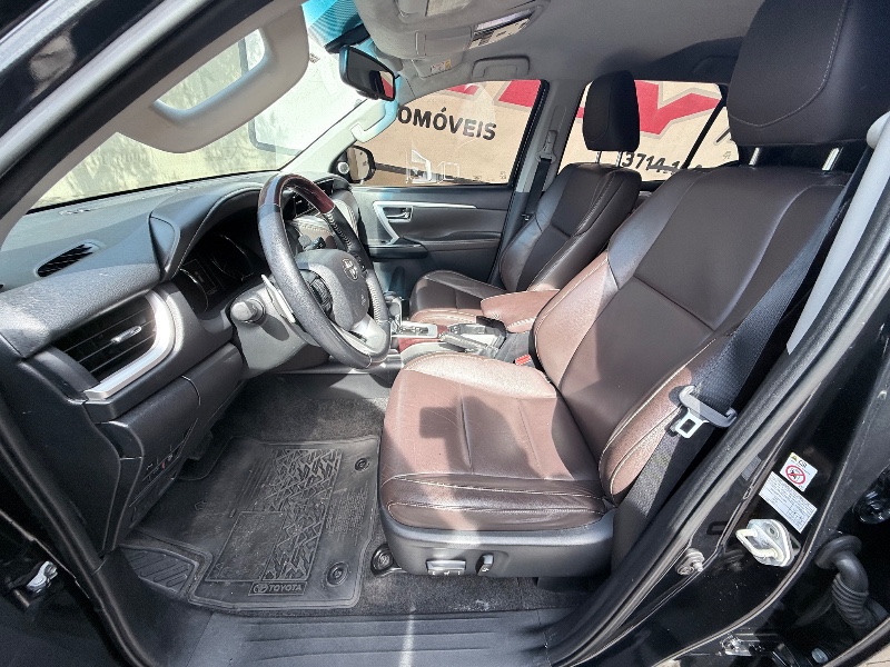 TOYOTA HILUX 2.8 D-4D TURBO DIESEL CD SRX 4X4 AUTOMÁTICO 2017/2017 ELY AUTOMÓVEIS LAJEADO / Carros no Vale TOYOTA HILUX 2.8 D-4D TURBO DIESEL CD SRX 4X4 AUTOMÁTICO 2017/2017 ELY AUTOMÓVEIS LAJEADO / Carros no Vale