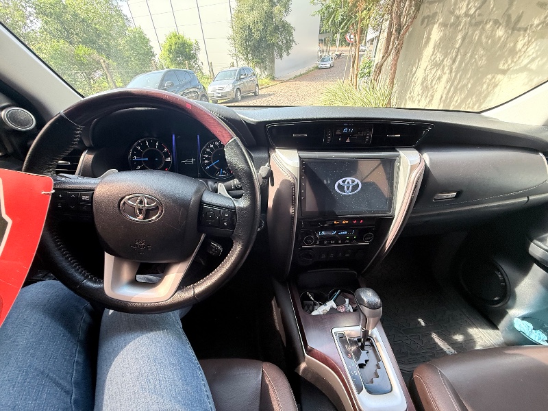 TOYOTA HILUX 2.8 D-4D TURBO DIESEL CD SRX 4X4 AUTOMÁTICO 2017/2017 ELY AUTOMÓVEIS LAJEADO / Carros no Vale TOYOTA HILUX 2.8 D-4D TURBO DIESEL CD SRX 4X4 AUTOMÁTICO 2017/2017 ELY AUTOMÓVEIS LAJEADO / Carros no Vale