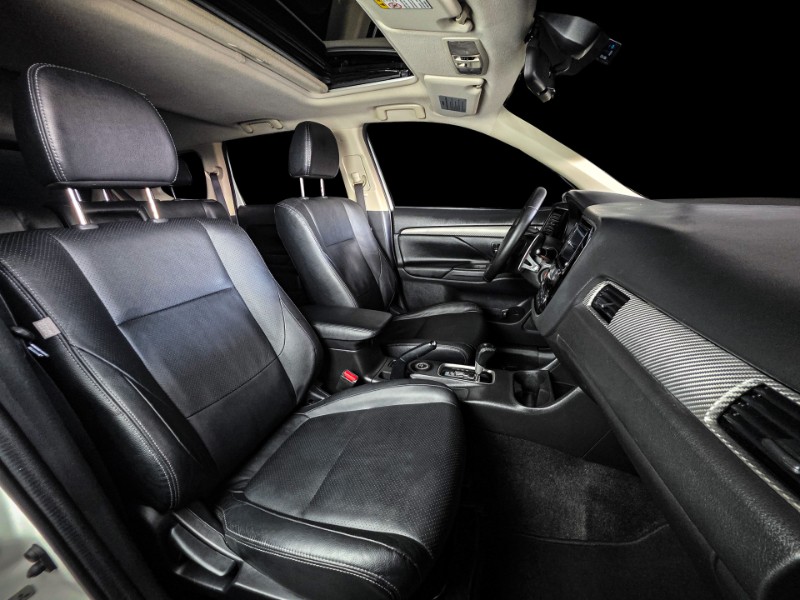 MITSUBISHI OUTLANDER 3.0 GT 4X4 V6 24V 2014/2015 DUARTE VEÍCULOS PORTO ALEGRE / Carros no Vale