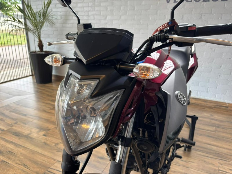 YAMAHA FAZER 250 /2017 RT 811 VEÍCULOS ARROIO DO MEIO / Carros no Vale