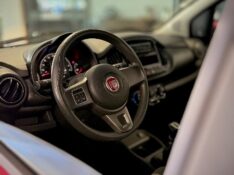 FIAT UNO 1.0 EVO WAY 8V FLEX 4P MANUAL 2015/2016 MALAGGI VEÍCULOS ENCANTADO / Carros no Vale