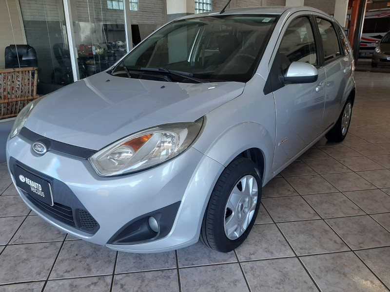FORD FIESTA 1.6 2010/2011 RENAUTO VEÍCULOS LAJEADO / Carros no Vale