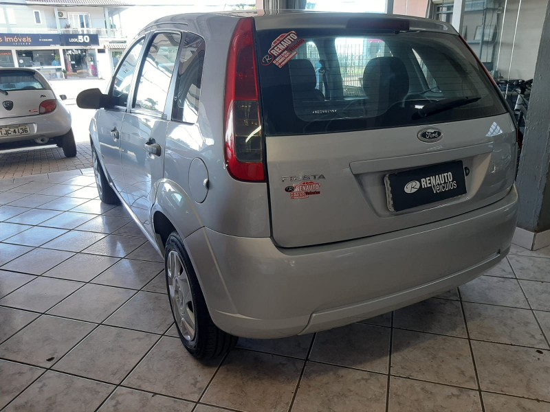 FORD FIESTA 1.6 2010/2011 RENAUTO VEÍCULOS LAJEADO / Carros no Vale