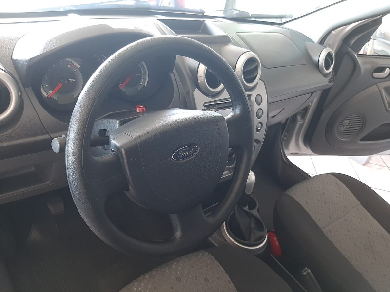 FORD FIESTA 1.6 2010/2011 RENAUTO VEÍCULOS LAJEADO / Carros no Vale