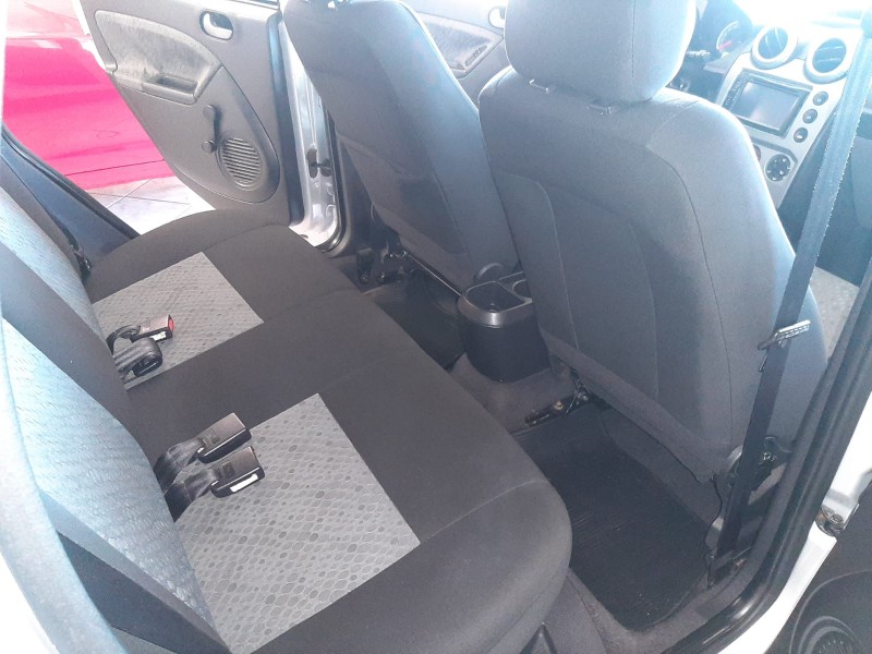 FORD FIESTA 1.6 2010/2011 RENAUTO VEÍCULOS LAJEADO / Carros no Vale