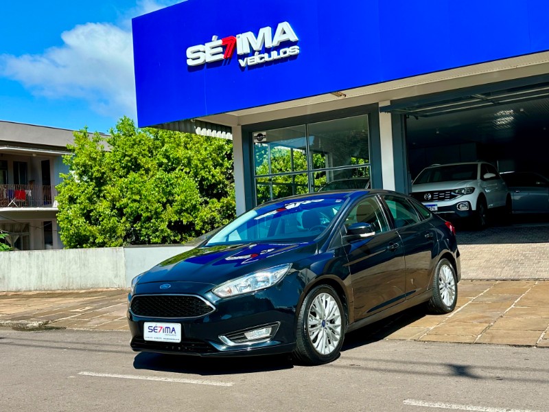 FORD FOCUS 2.0 SE PLUS FASTBACK 16V 2016/2017 SÉTIMA VEÍCULOS GUAPORÉ / Carros no Vale FORD FOCUS 2.0 SE PLUS FASTBACK 16V 2016/2017 SÉTIMA VEÍCULOS GUAPORÉ / Carros no Vale