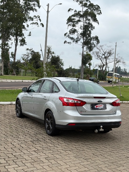 FORD FOCUS 2.0 GHIA 16V FLEX 4P AUTOMÁTICO /2014 NEURI VEÍCULOS LAJEADO / Carros no Vale