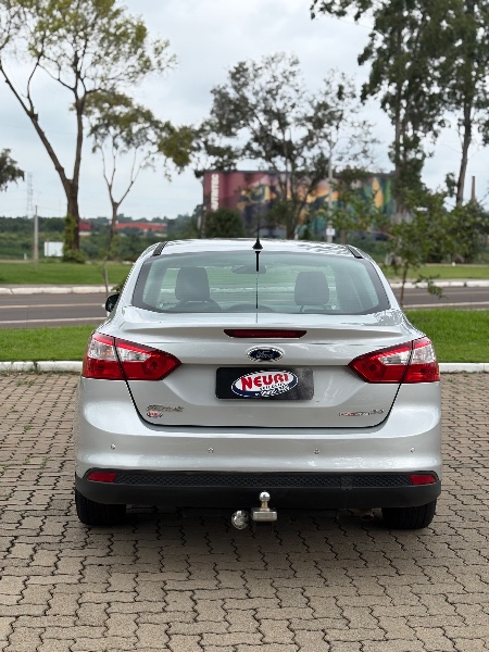 FORD FOCUS 2.0 GHIA 16V FLEX 4P AUTOMÁTICO /2014 NEURI VEÍCULOS LAJEADO / Carros no Vale
