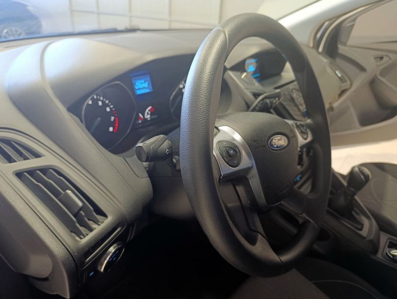 Ford Focus 1.6 Ssese Plus 8v16v 2013/2014 SIM VEÍCULOS PORTO ALEGRE / Carros no Vale