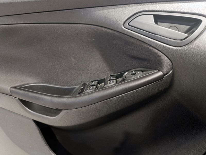 Ford Focus 1.6 Ssese Plus 8v16v 2013/2014 SIM VEÍCULOS PORTO ALEGRE / Carros no Vale