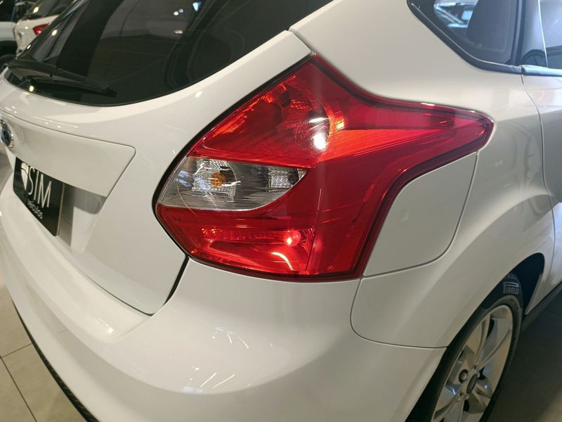 Ford Focus 1.6 Ssese Plus 8v16v 2013/2014 SIM VEÍCULOS PORTO ALEGRE / Carros no Vale
