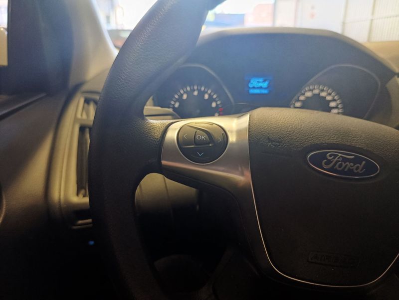 Ford Focus 1.6 Ssese Plus 8v16v 2013/2014 SIM VEÍCULOS PORTO ALEGRE / Carros no Vale