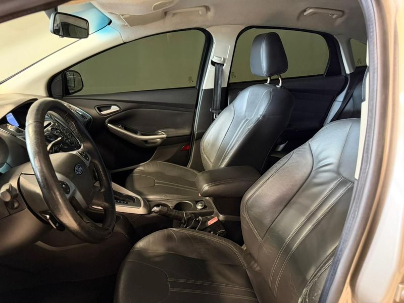 Ford Focus Sedan Se 2.0 2014/2015 SIM VEÍCULOS PORTO ALEGRE / Carros no Vale