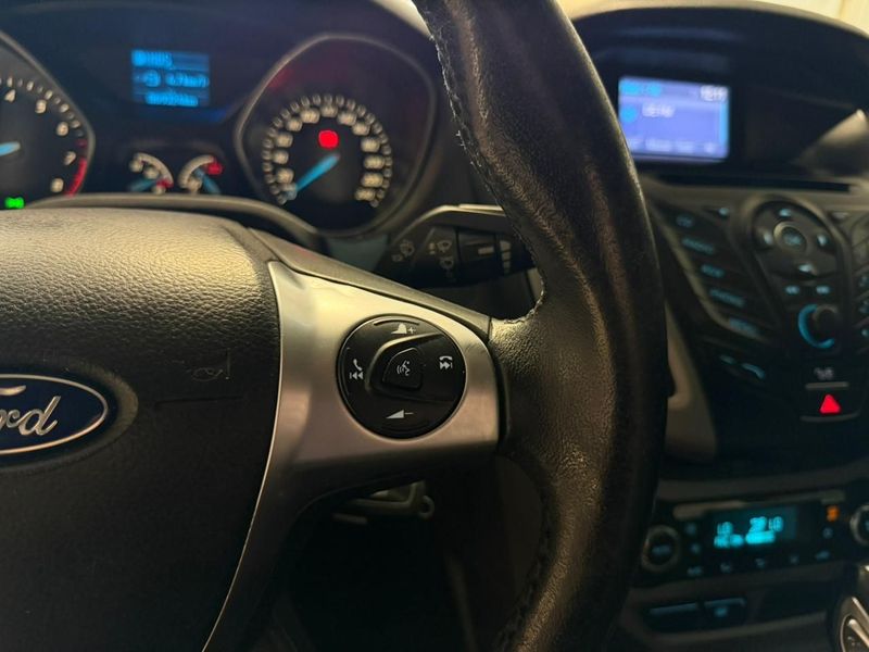 Ford Focus Sedan Se 2.0 2014/2015 SIM VEÍCULOS PORTO ALEGRE / Carros no Vale