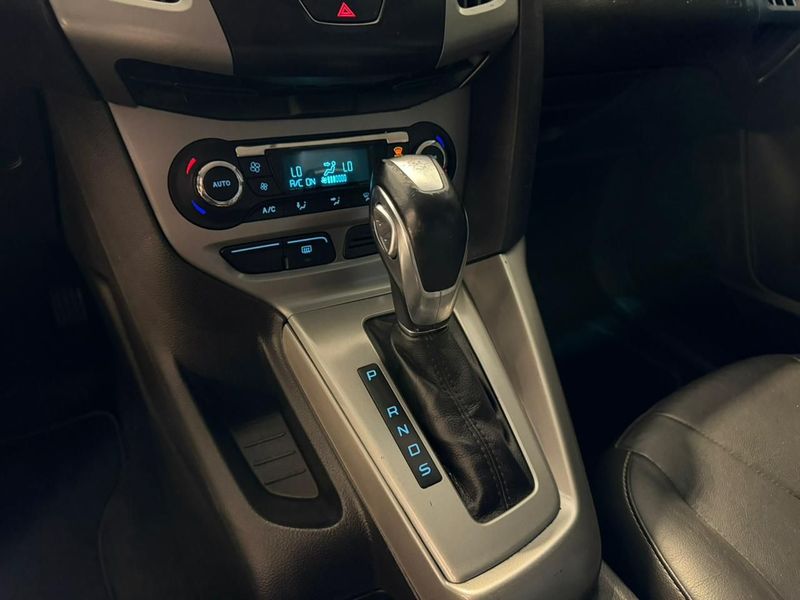 Ford Focus Sedan Se 2.0 2014/2015 SIM VEÍCULOS PORTO ALEGRE / Carros no Vale