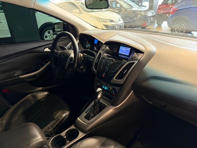 Ford Focus Sedan Se 2.0 2014/2015 SIM VEÍCULOS PORTO ALEGRE / Carros no Vale
