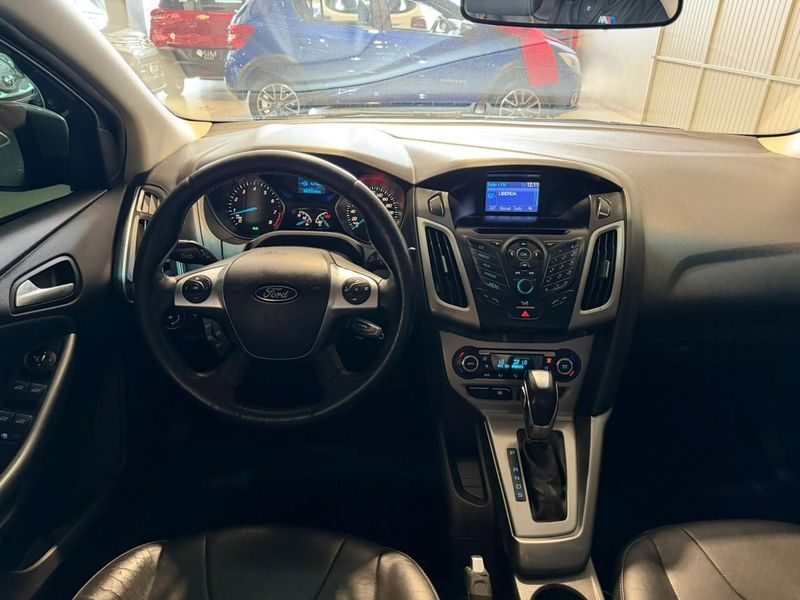 Ford Focus Sedan Se 2.0 2014/2015 SIM VEÍCULOS PORTO ALEGRE / Carros no Vale