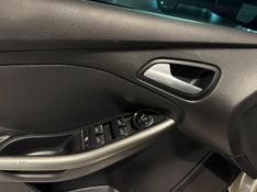 Ford Focus Sedan Se 2.0 2014/2015 SIM VEÍCULOS PORTO ALEGRE / Carros no Vale
