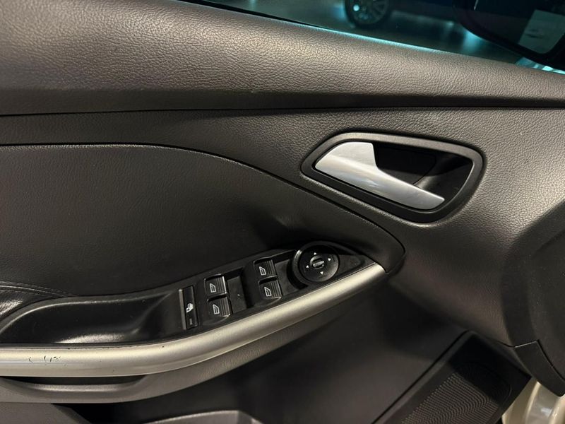 Ford Focus Sedan Se 2.0 2014/2015 SIM VEÍCULOS PORTO ALEGRE / Carros no Vale