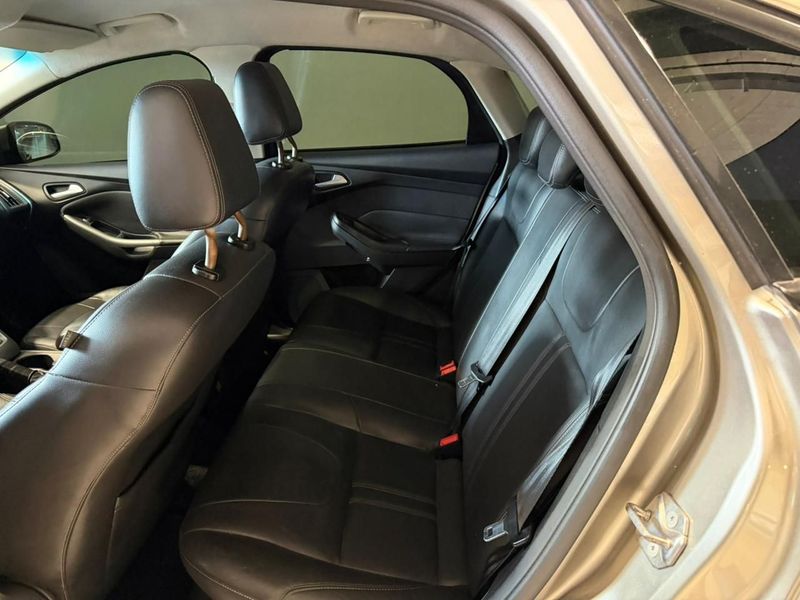Ford Focus Sedan Se 2.0 2014/2015 SIM VEÍCULOS PORTO ALEGRE / Carros no Vale