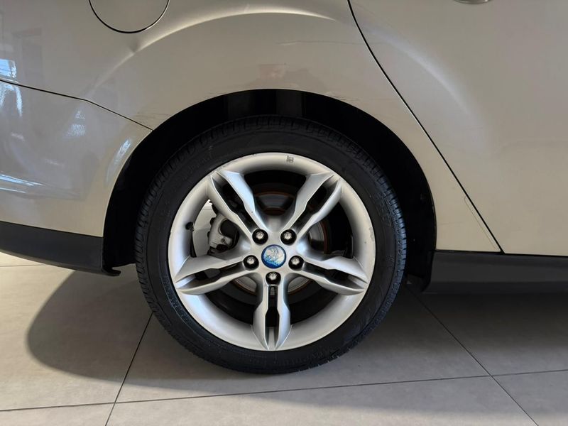 Ford Focus Sedan Se 2.0 2014/2015 SIM VEÍCULOS PORTO ALEGRE / Carros no Vale