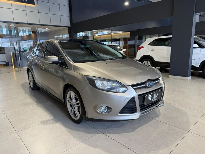 Ford Focus Sedan Se 2.0 2014/2015 SIM VEÍCULOS PORTO ALEGRE / Carros no Vale