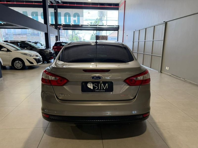Ford Focus Sedan Se 2.0 2014/2015 SIM VEÍCULOS PORTO ALEGRE / Carros no Vale