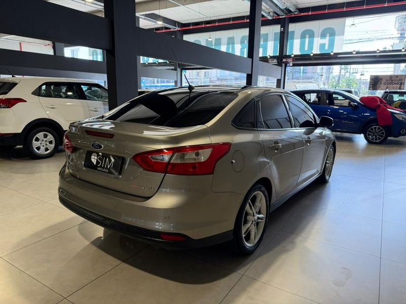 Ford Focus Sedan Se 2.0 2014/2015 SIM VEÍCULOS PORTO ALEGRE / Carros no Vale