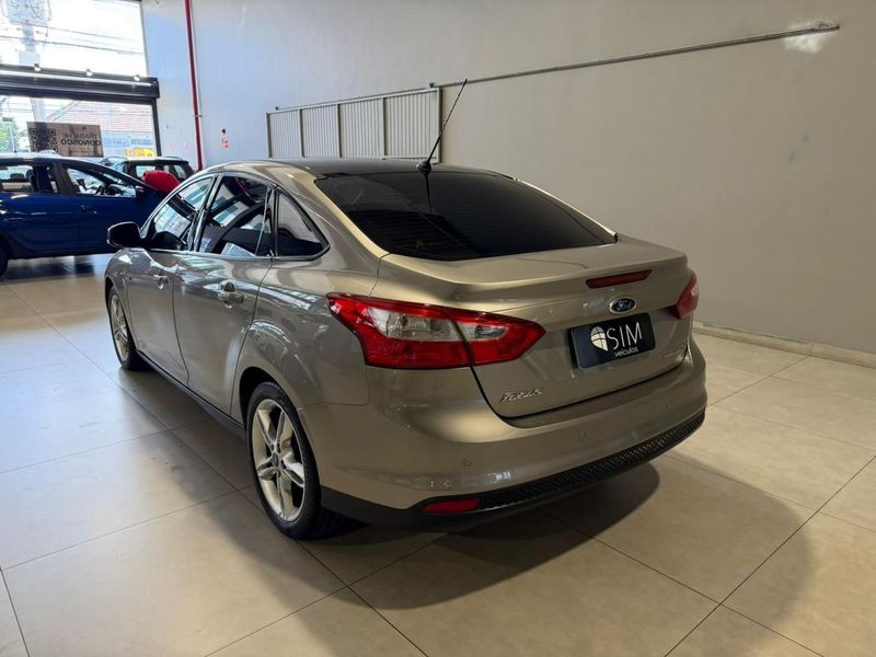 Ford Focus Sedan Se 2.0 2014/2015 SIM VEÍCULOS PORTO ALEGRE / Carros no Vale