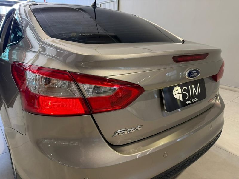 Ford Focus Sedan Se 2.0 2014/2015 SIM VEÍCULOS PORTO ALEGRE / Carros no Vale