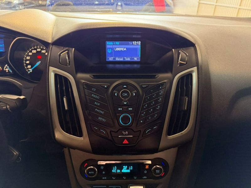 Ford Focus Sedan Se 2.0 2014/2015 SIM VEÍCULOS PORTO ALEGRE / Carros no Vale