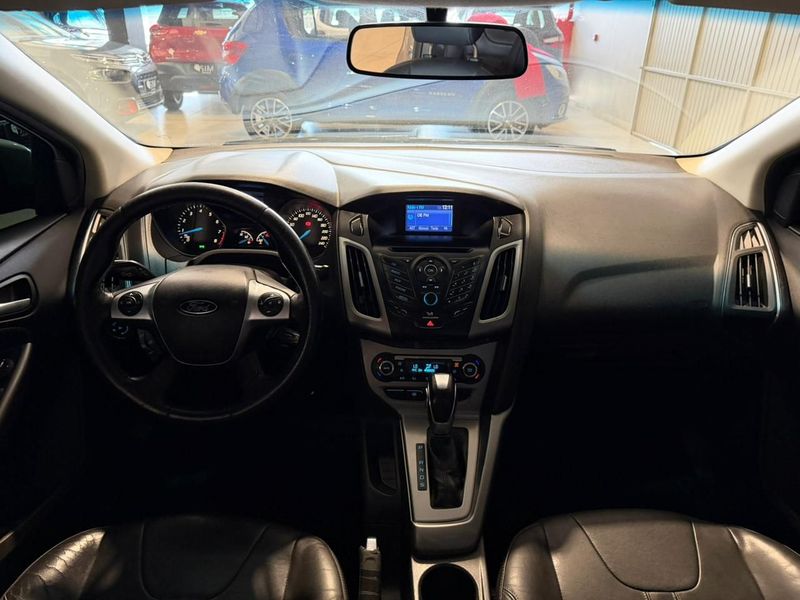 Ford Focus Sedan Se 2.0 2014/2015 SIM VEÍCULOS PORTO ALEGRE / Carros no Vale