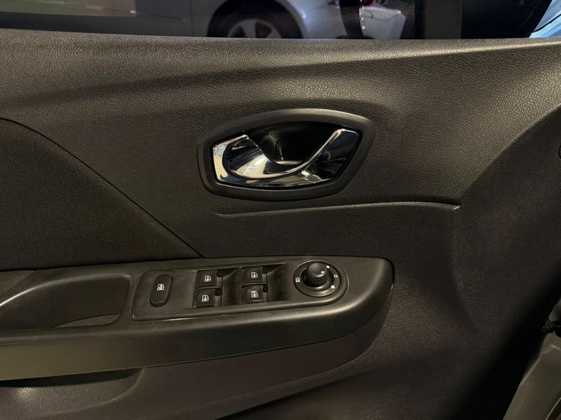 Renault Captur Zen 1.6 16v Mec 2017/2018 SIM VEÍCULOS PORTO ALEGRE / Carros no Vale