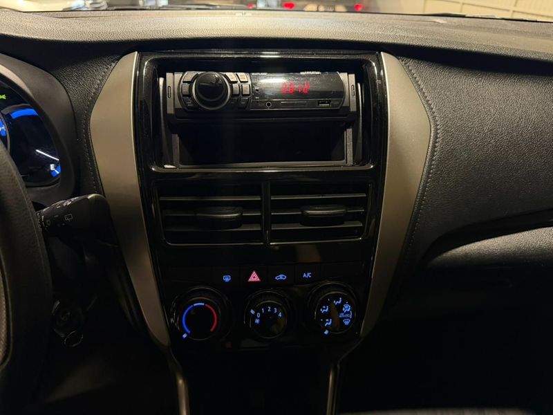 Toyota Yaris 1.3 16v Xl Live Multidrive 2021/2022 SIM VEÍCULOS PORTO ALEGRE / Carros no Vale